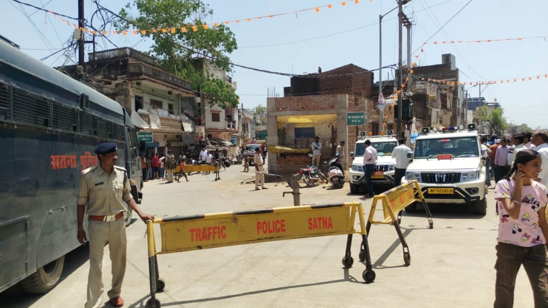 Satna: Stone Pelting on Anti-Encroachment Team, Tear Gas and Aerial Firing Used, 3 Police Personnel Injured