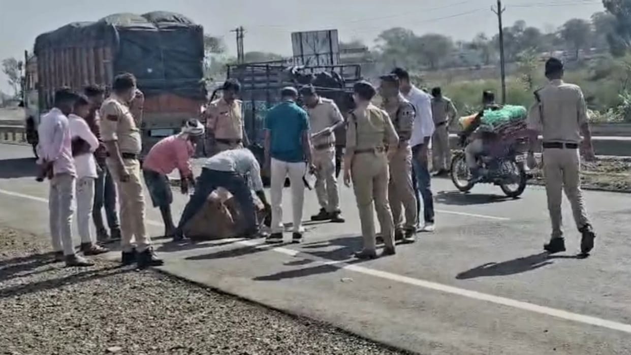 Sagar News: Unidentified Body Found in Sack Near Highway, Panic Spreads, Police Launch Probe