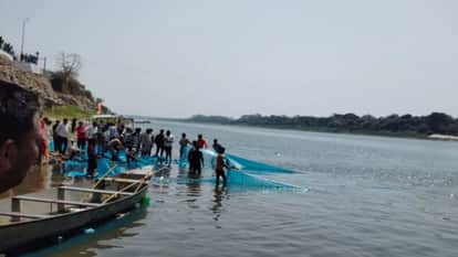 Dhar News: Three Friends Drown While Bathing in Narmada, Two Rescued by Locals, One Missing