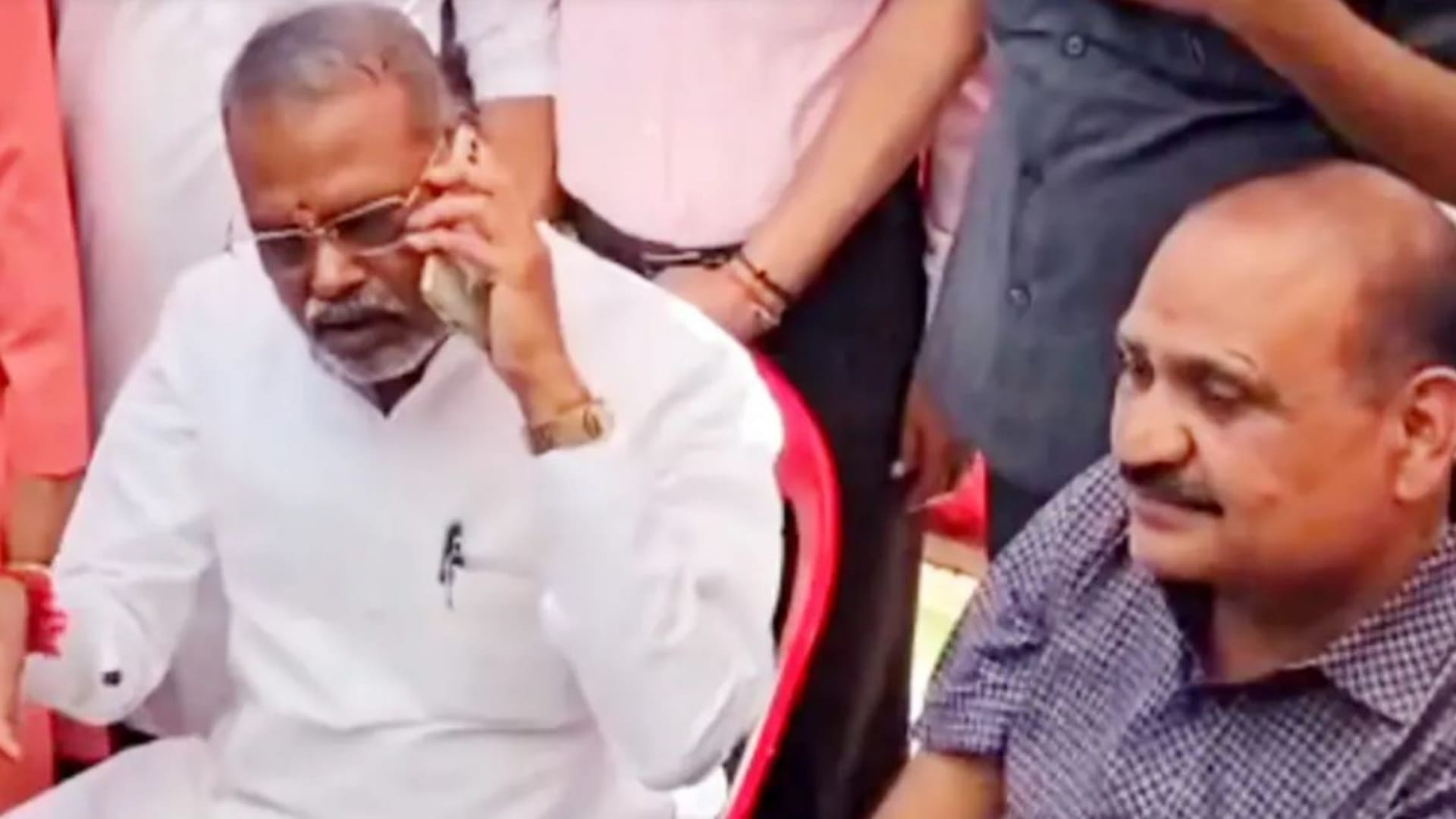 फोन पर फटकार लगाते मंत्री नारायण सिंह