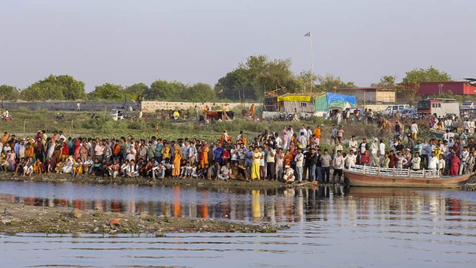 Mathura Boat Tragedy Wife Separated from Husband Forever Survivors Recount Horrors of Those Moments