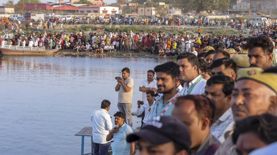 Mathura Boat Accident Update: Vrindavan Pontoon Bridge Crash 10 Dead Devotees Boat Capsize Cause Revealed