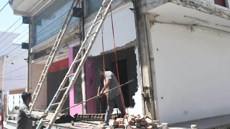 Meerut News Traders Demolish Shops in Central Market Forced Action Emotional Scenes from UP