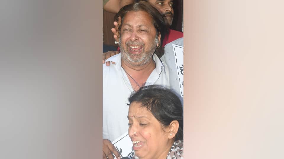 Meerut News Traders Demolish Shops in Central Market Forced Action Emotional Scenes from UP