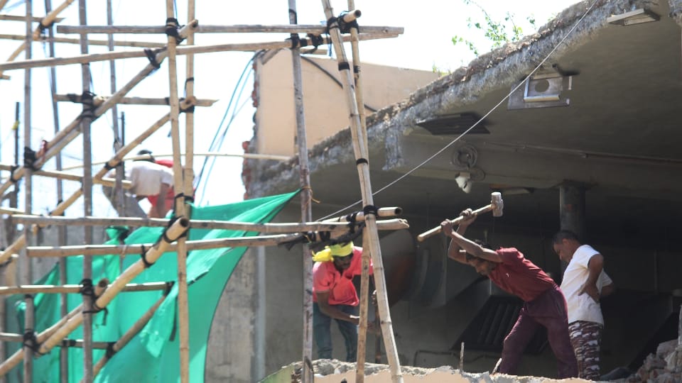 Meerut News Traders Demolish Shops in Central Market Forced Action Emotional Scenes from UP