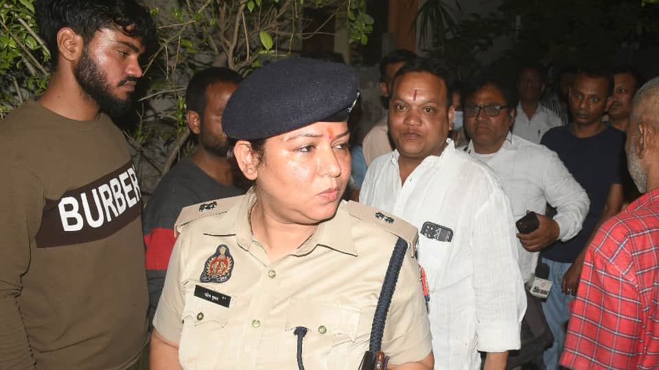 Father stays with daughter corpse then vanishes returns four months later to find a skeleton In meerut