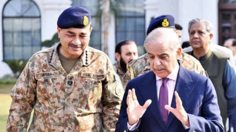 शहबाज शरीफ या आसिम मुनीर: कौन संभाल रहा पाकिस्तान की कमान? पूर्व मंत्री फवाद चौधरी ने खोली PAK हुकूमत की पोल