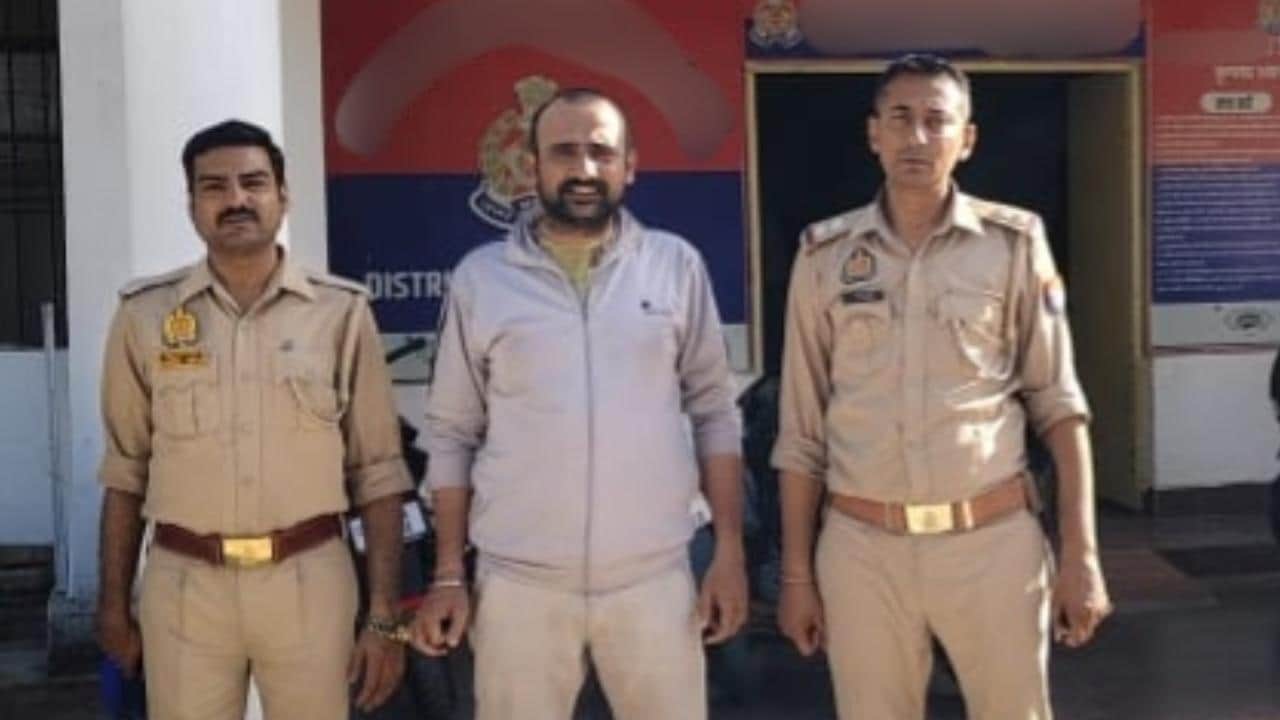 पुलिस गिरफ्त में आरोपी बर्खास्त मुख्य आरक्षी जितेंद्र सिंह।