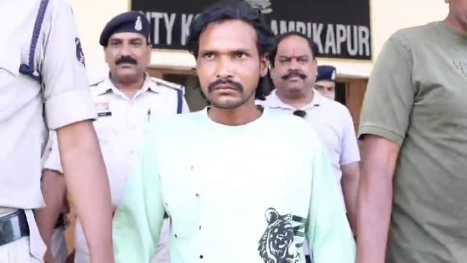 पुलिस की गिरफ्त में आरोपी