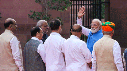 संसद परिसर में पीएम मोदी और राहुल गांधी की मुलाकात