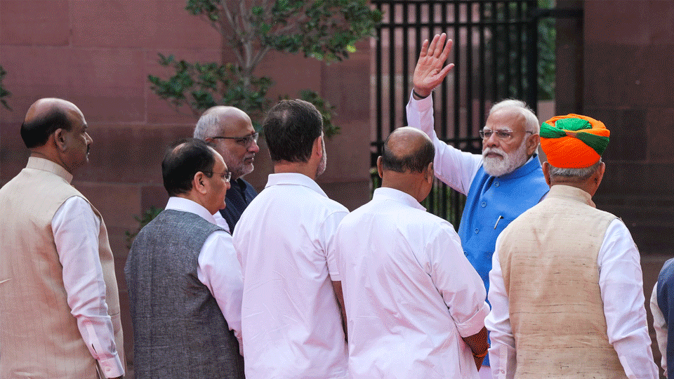 PM Modi, Rahul Gandhi engage in candid talks as leaders assemble to pay tribute to Jyotiba Phule