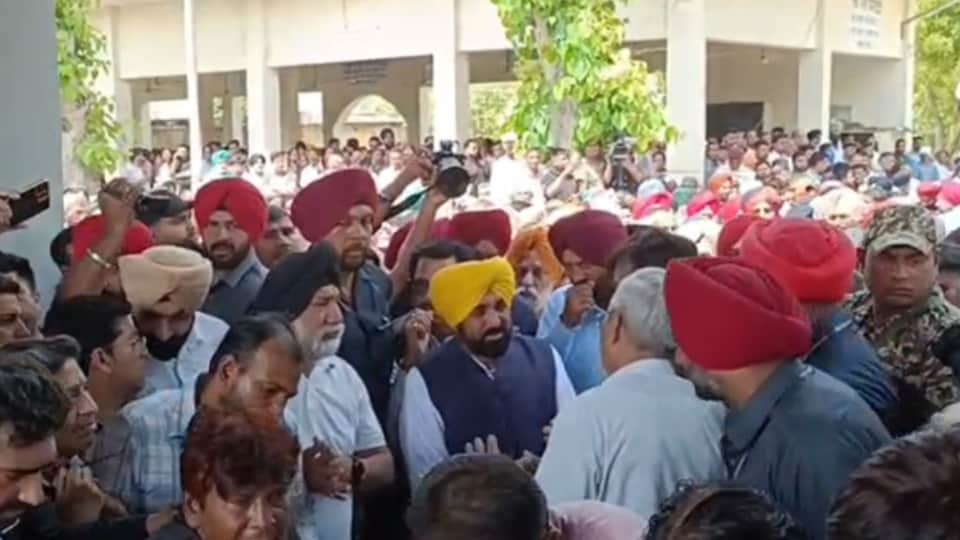अंतिम संस्कार में पहुंचे सीएम भगवंत मान