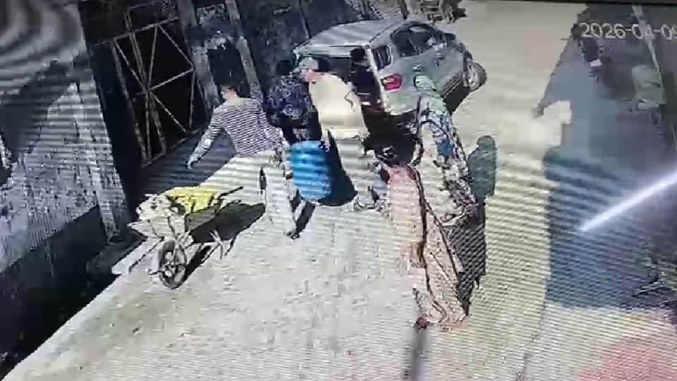 घर के अंदर ड्रम ले जाते