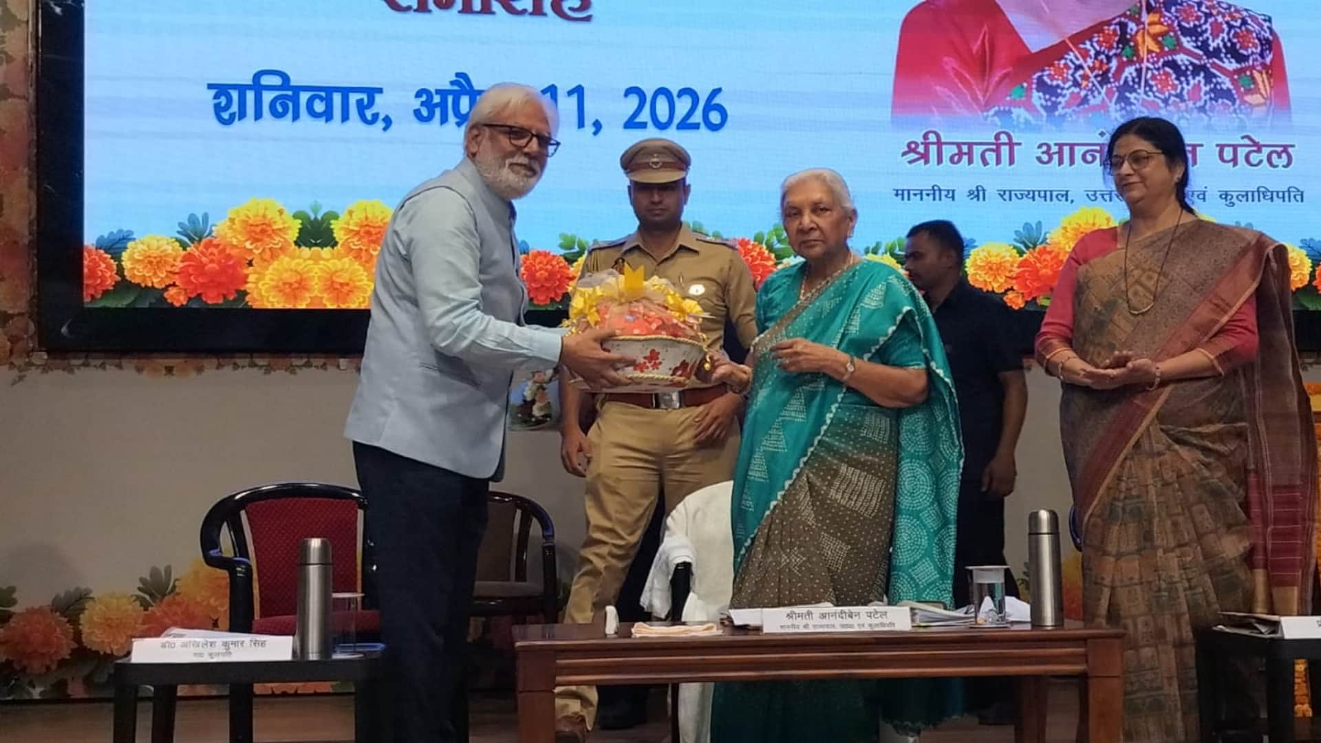 रज्जू भैया राज्य विश्वविद्यालय में राज्यपाल आनंदी बेन का स्वागत करते कुलपति प्रोफेसर अखिलेश सिंह।