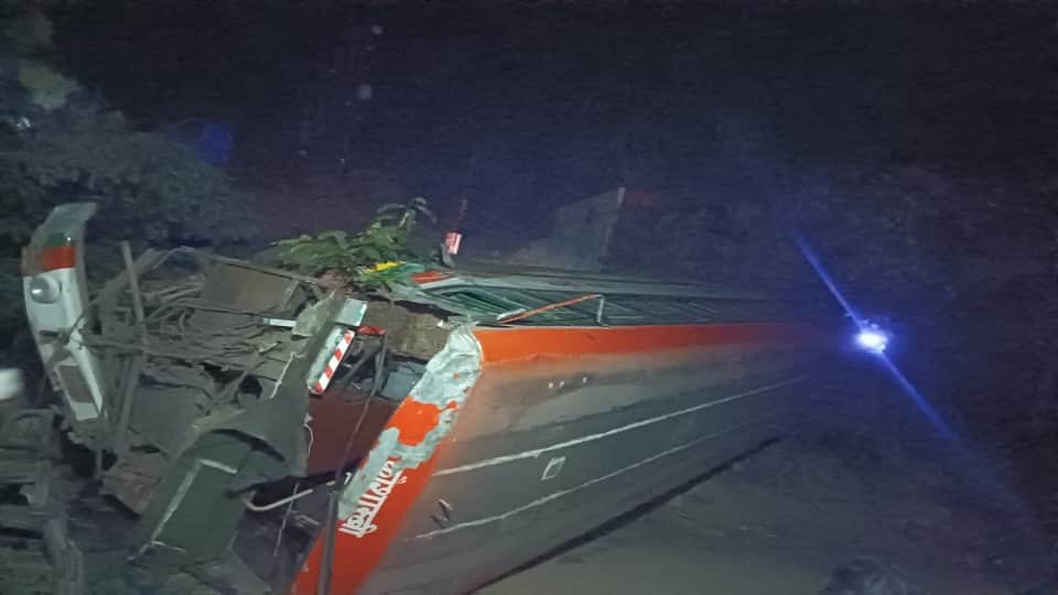 रेलवे पुल से गिरी बस