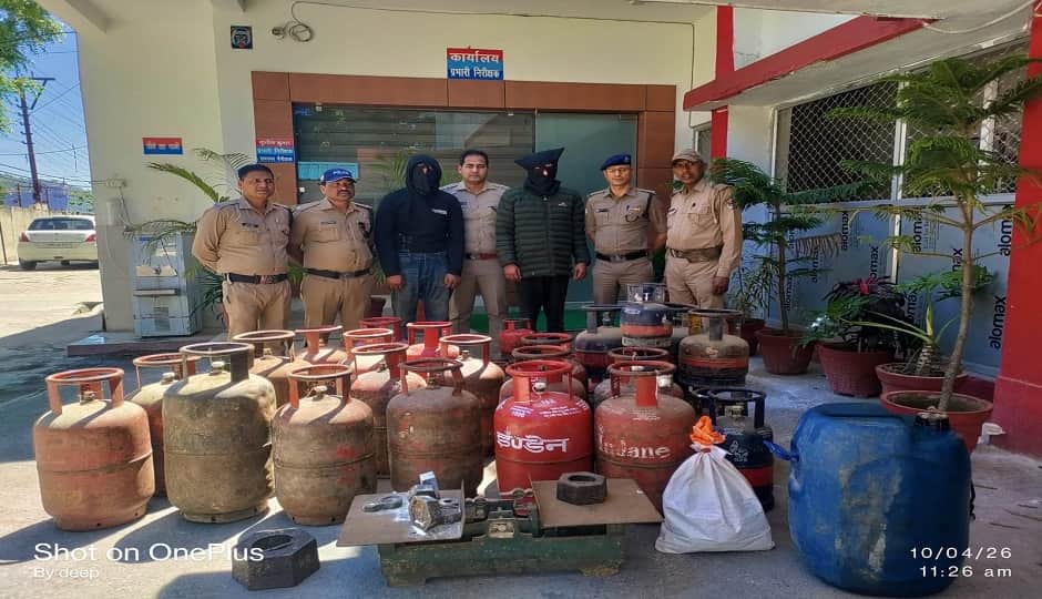 रामनगर पुलिस के कब्जे में आरोपी और सिलिंडर।