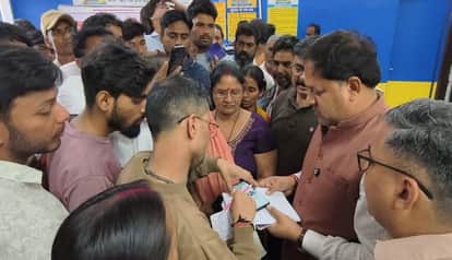 people standing in line surrounded the mayor after not getting cylinders in rudrapur