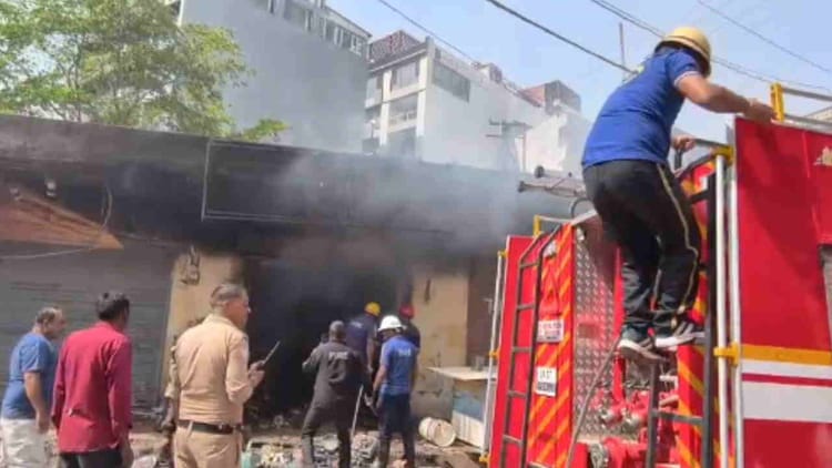 Rishikesh: शॉर्ट सर्किट से कैफे में लगी आग, दमकल की टीम ट्रैफिक में फंसी, लोगों ने कड़ी मशक्कत के बाद बुझाई