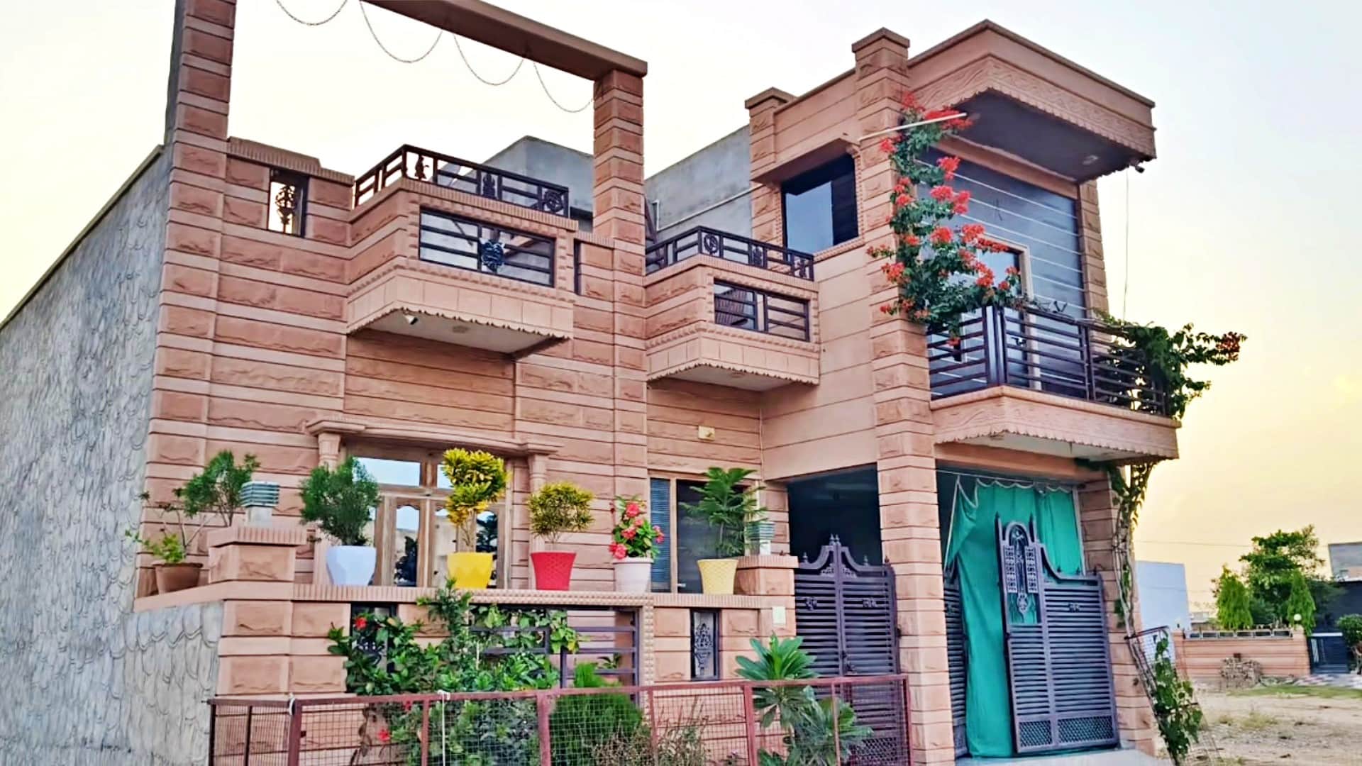 स्मैक तस्कर का आलीशान मकान सीज