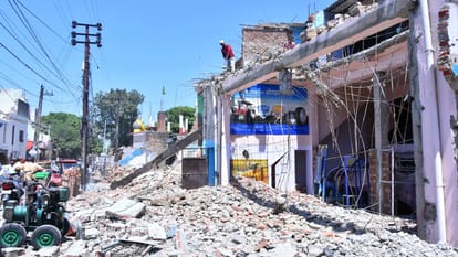 सड़क किनारे पड़ा दुकानों का मलबा