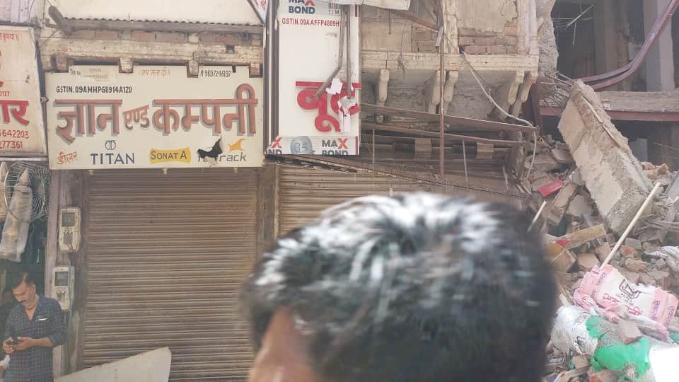 Three Storey Showroom Collapses in Kinari Bazaar Shops Destroyed  Panic Among Traders