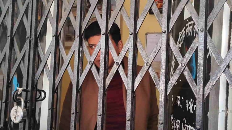 Tehri Garhwal: व्यापारियों ने अधिकारियों को कमरे में बनाया बंधक, एडीबी के कार्यों में लापरवाही से नाराज