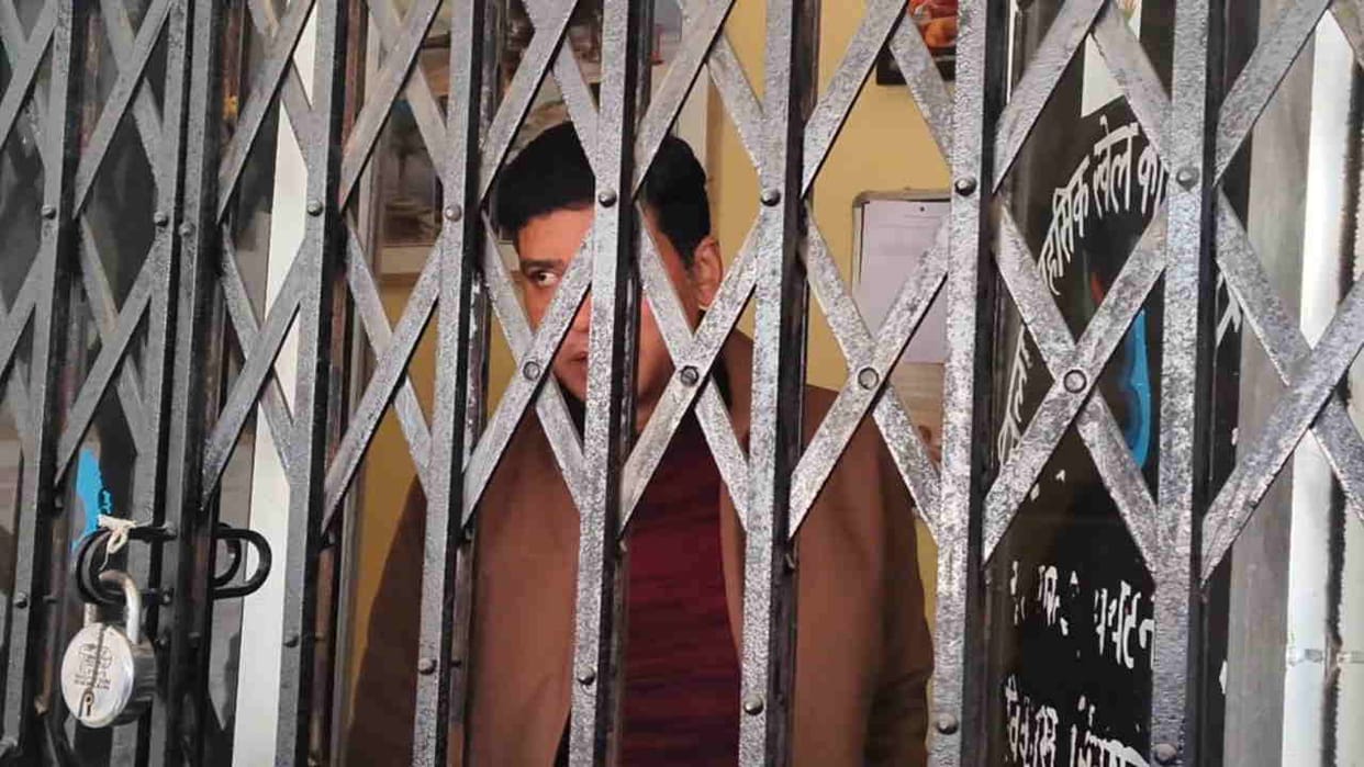 Tehri Garhwal News Traders Hold Officials Hostage in Room Expressing Resentment Over ADB Works