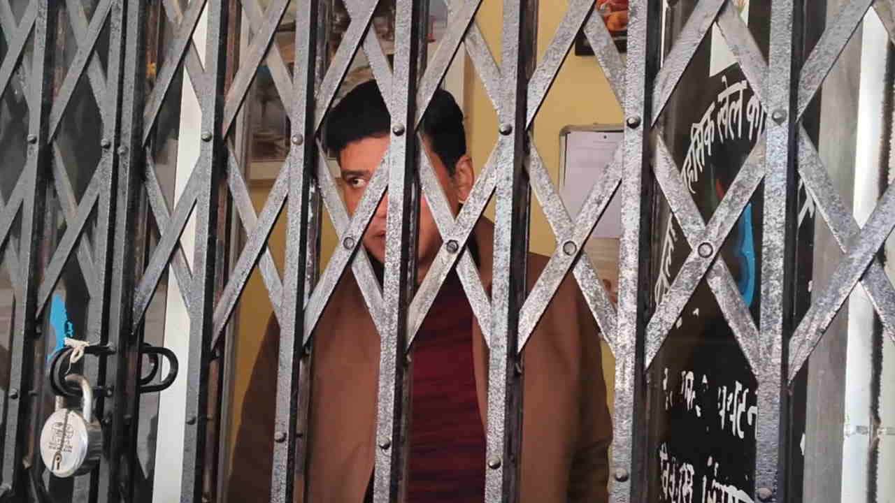 अधिकारियों को बनाया बंधक