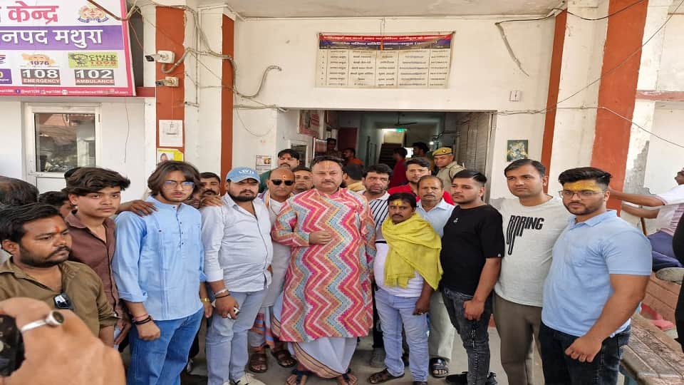 थाने में शिकायत करने पहुंचे कथावाचक।