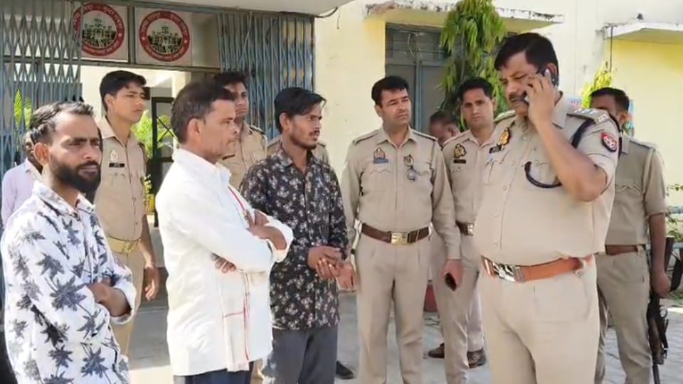 Rampur: प्रेम प्रसंग में युवक का गला रेता, हत्या का प्रयास; शाहबाद के ओसी गांव में सनसनी