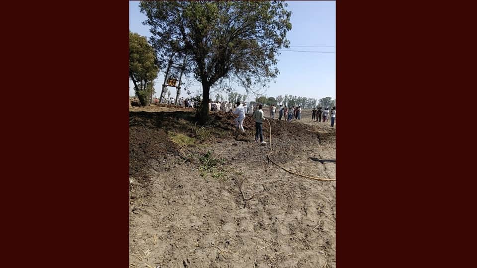 आग को बुझाते किसान