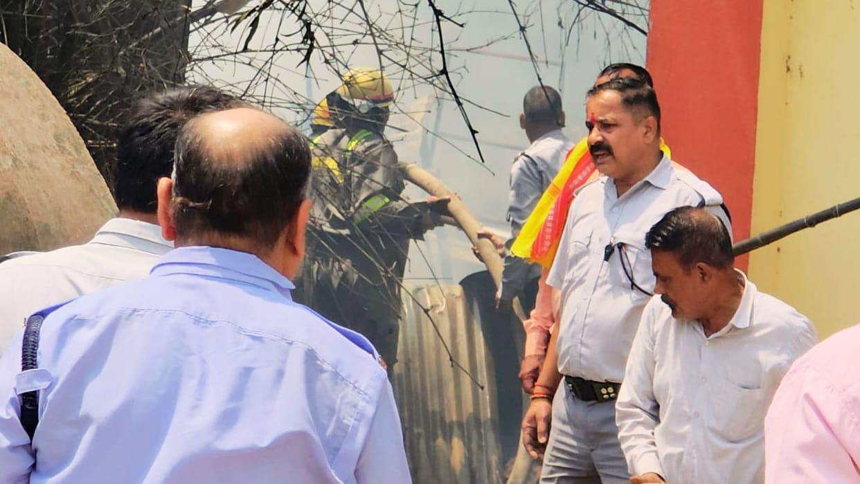 Varanasi News Fire Breaks Out IMS BHU Warehouse Goods Reduced to Ashes Three Fire Tenders Deployed