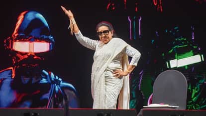 Asha Bhosle Sing Song Tauba Tauba in dubai live concert danced on it karan aujla praise