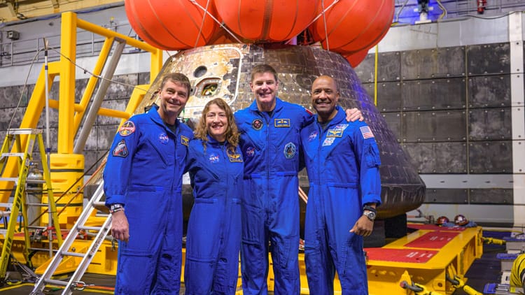 Artemis II: चांद की ऐतिहासिक यात्रा के बाद धरती पर लौटा आर्टेमिस-II दल, ह्यूस्टन में पहली बार साझा किए अनुभव