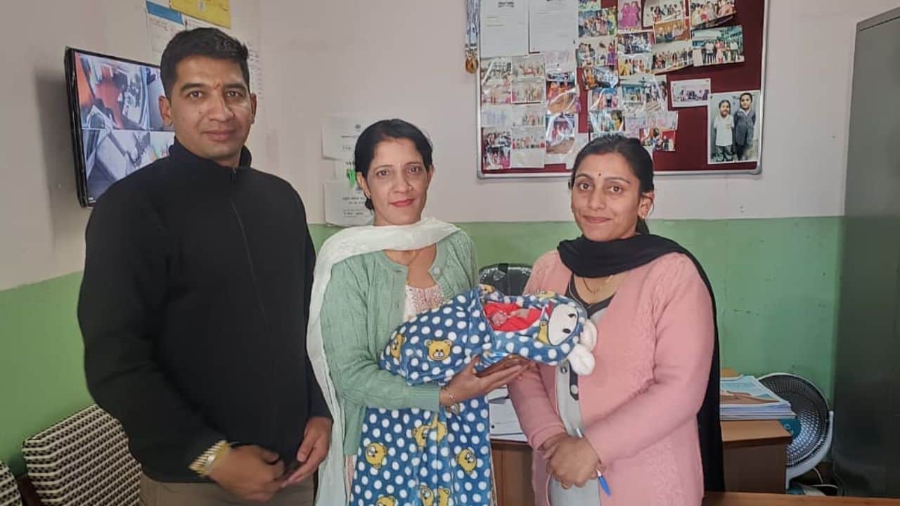 बच्ची को टूटीकंडी में चिकित्सकों को सौंपते कर्मचारी।