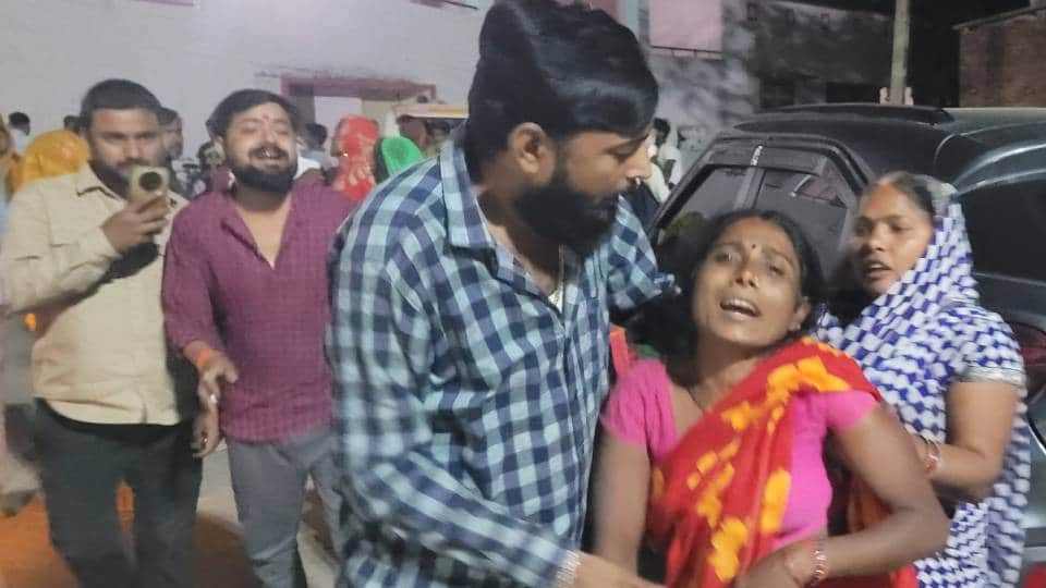 बिलखते परिजन।