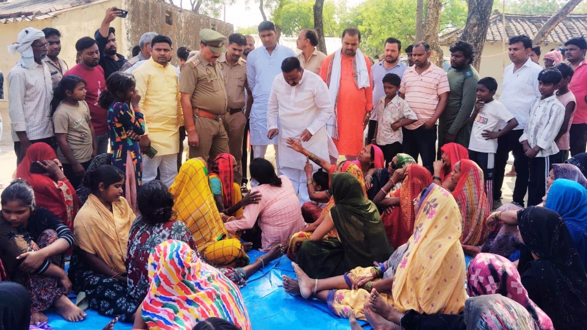 बिलाप कर रही महिलाओं से बातचीत करती पुलिस।