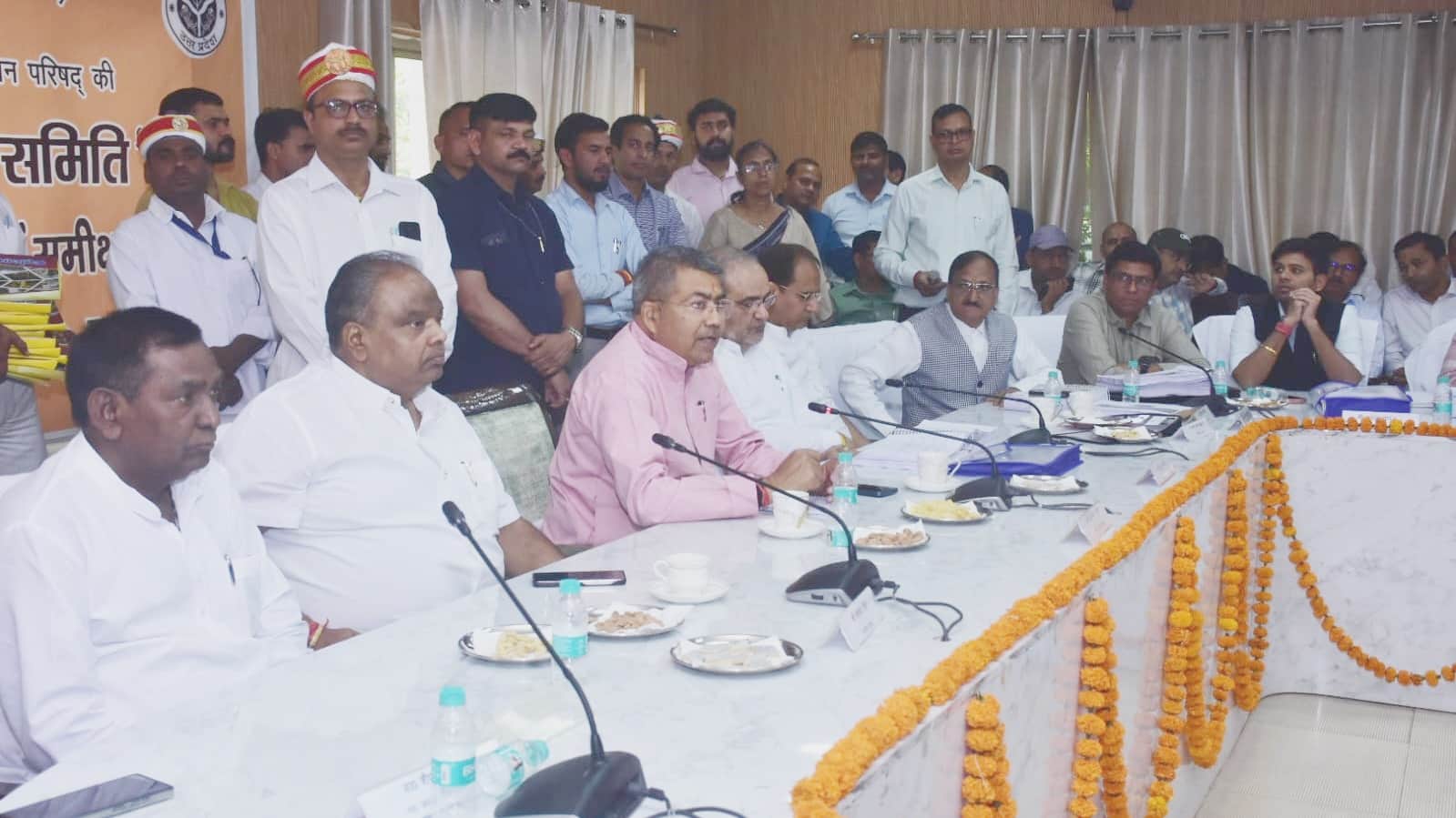 सर्किट हाउस में विधान परिषद की विनियमन समीक्षा समिति की बैठक में माैजूद जनप्रतिनििध