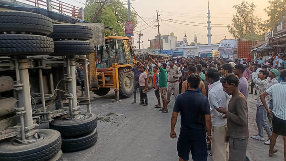 डंपर पलटा