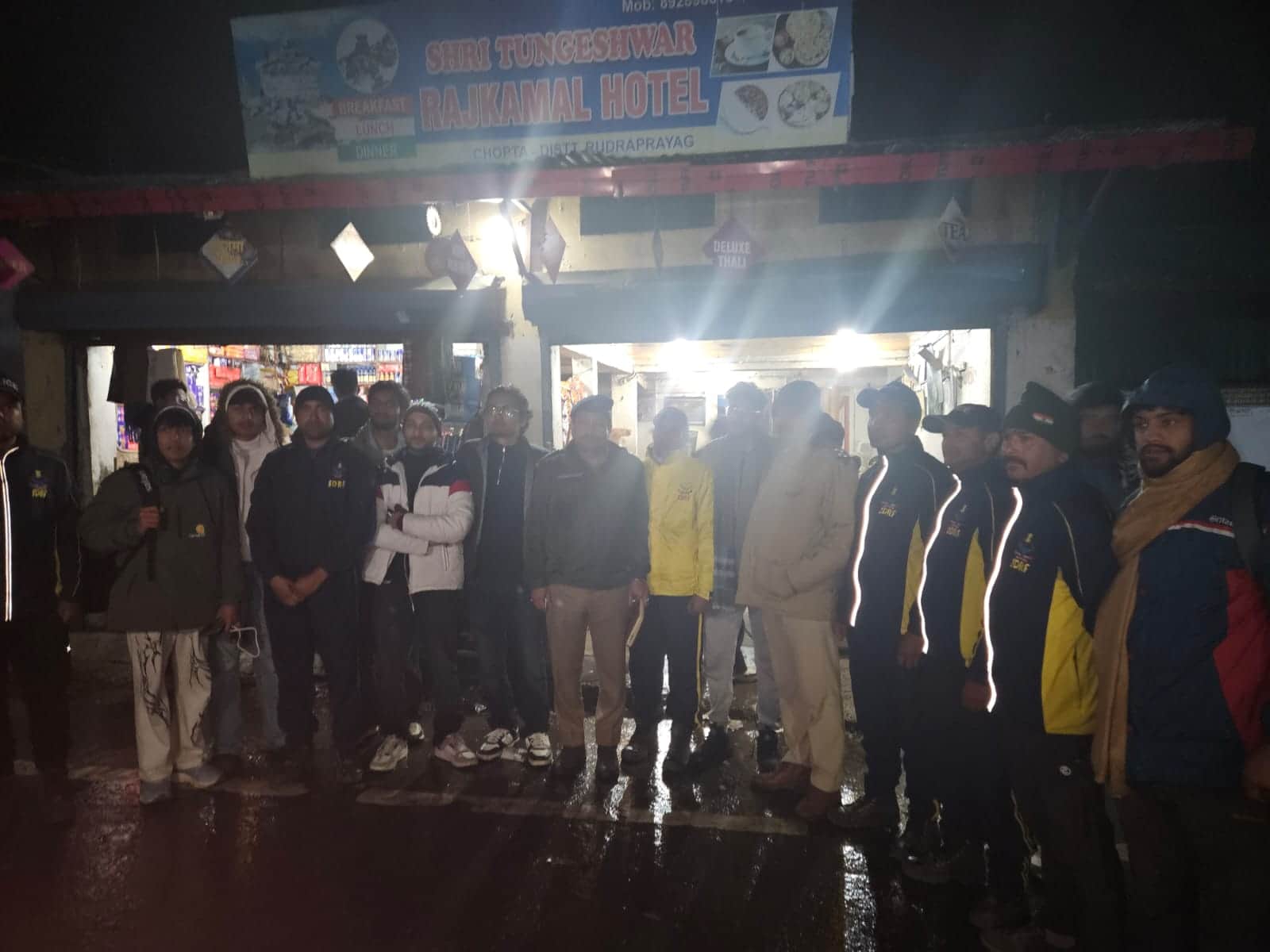 फंसे ट्रैकर्स को निकाला