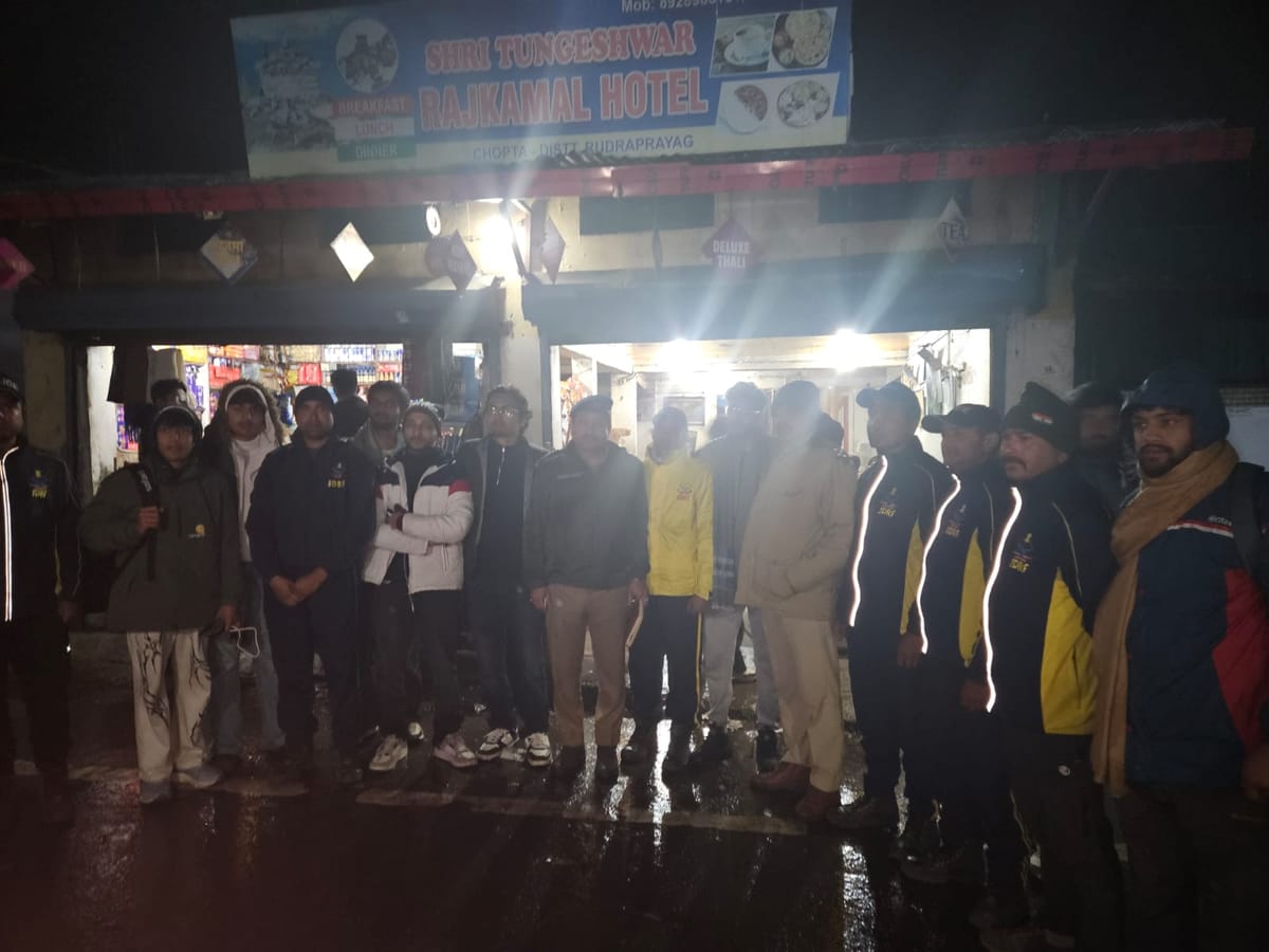 उत्तराखंड: तुंगनाथ-चंद्रशिला ट्रेक पर खराब मौसम के बीच फंसे 30 ट्रैकर्स, पुलिस व वन विभाग की टीम ने निकाला