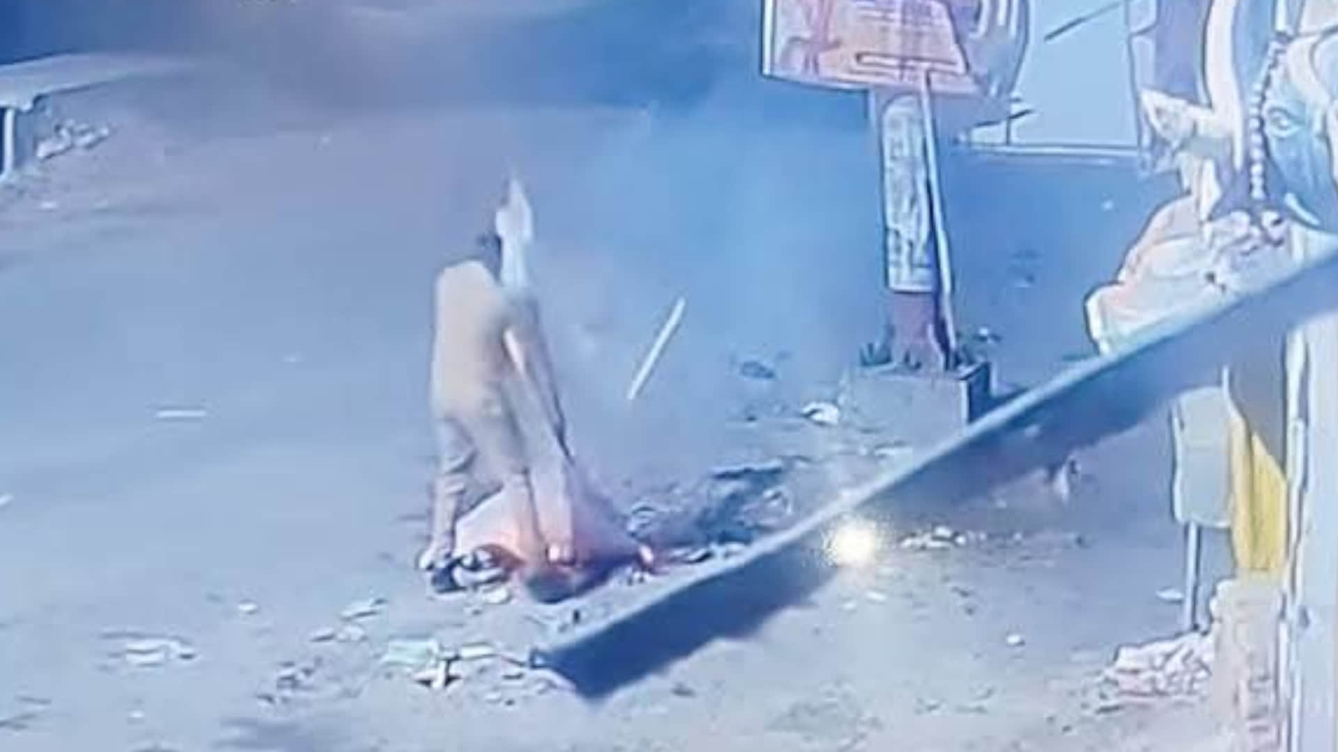 पोस्टर जलाता पुलिसकर्मी