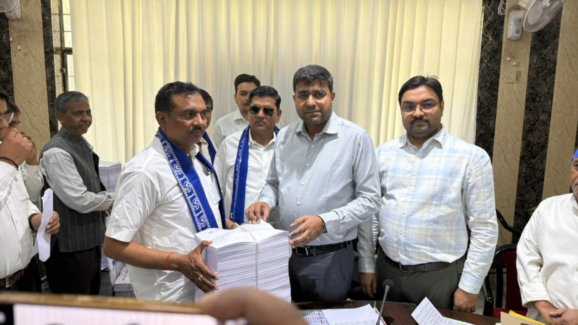 राजनीतिक पार्टी के प्रतिनिधियों को वोटर लिस्ट प्रदान करते जिला निर्वाचन अधिकारी दीपक मीणा.