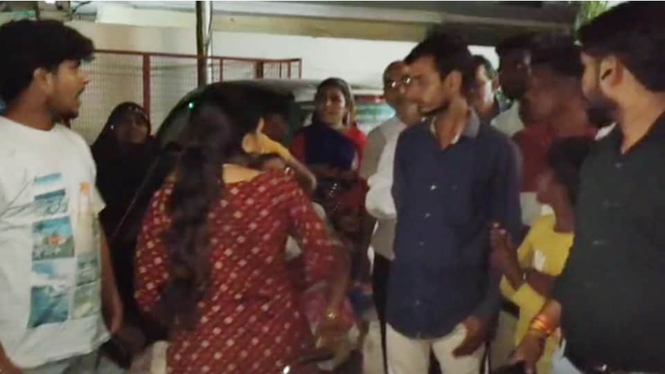 गैस रिसाव होने के बाद हॉस्पिटल के बाहर लगी भीड़