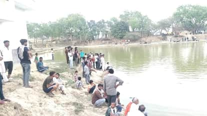 Drunk youth jumps into pond to catch ducks, accident takes place in Sarai Inayat