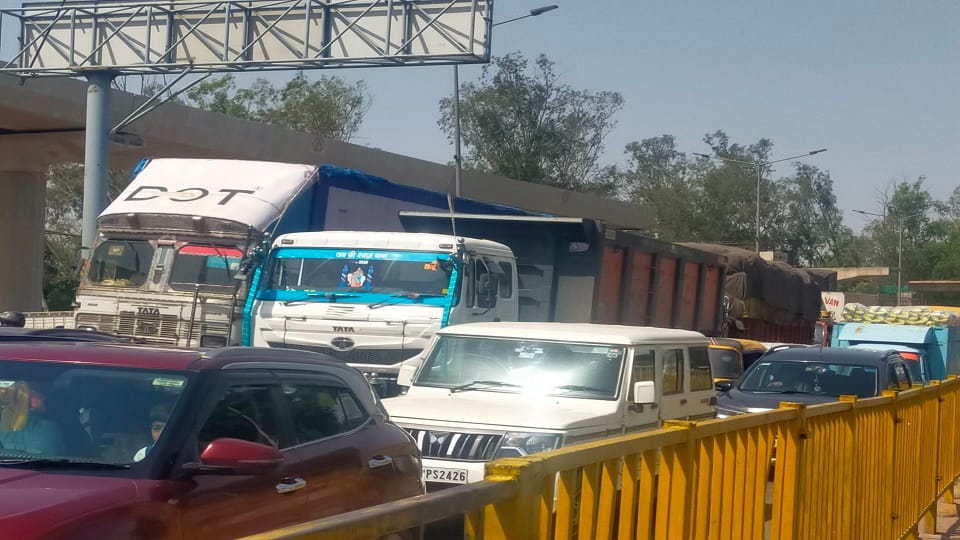traffic jam persisted on the highway in front of ISBT in Agra