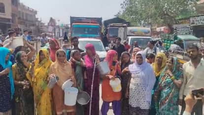 People staged protest on highway in Agra due to water crisis