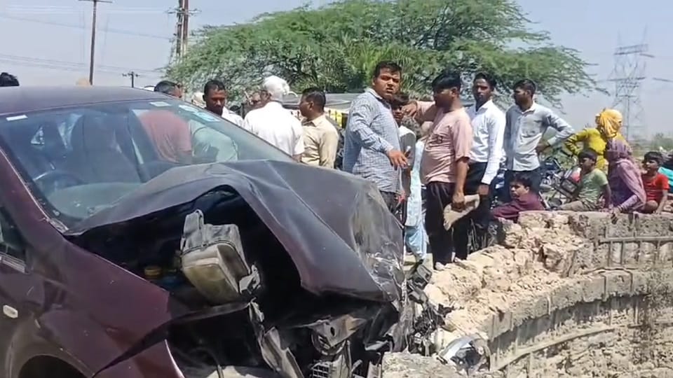 Head on collision between two cars four people sustain minor injuries in the accident vehicles completely wrec