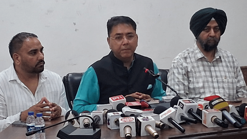 जालंधर में जानकारी देते मंत्री अमन अरोड़ा।