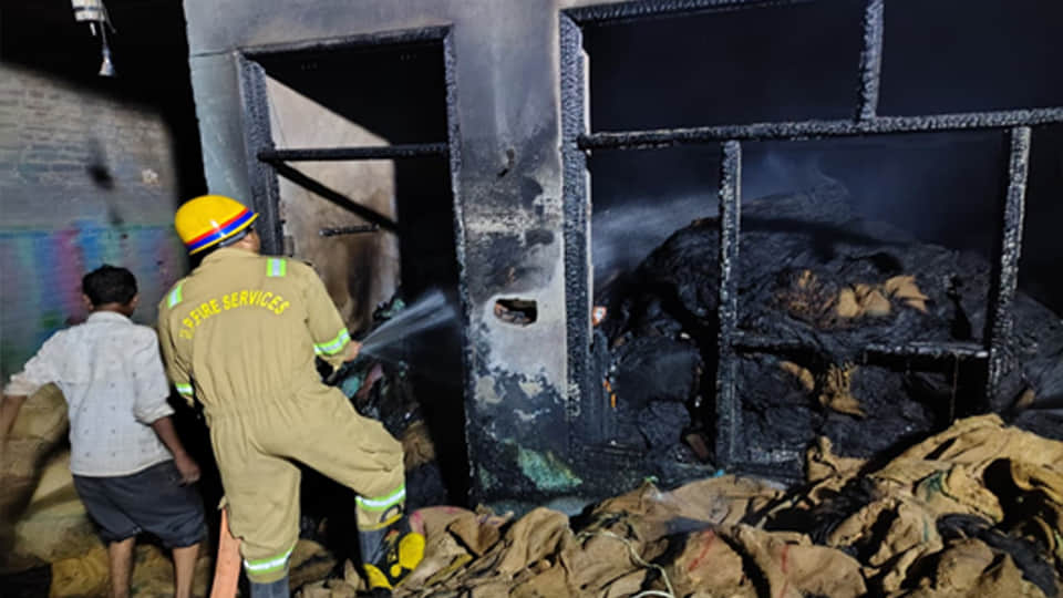 जूट कारखाने में लगी आग